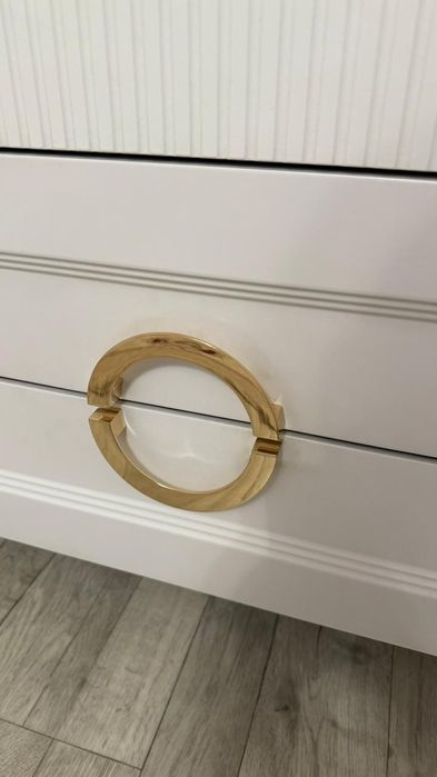 Продаю  тумбу под ТВ