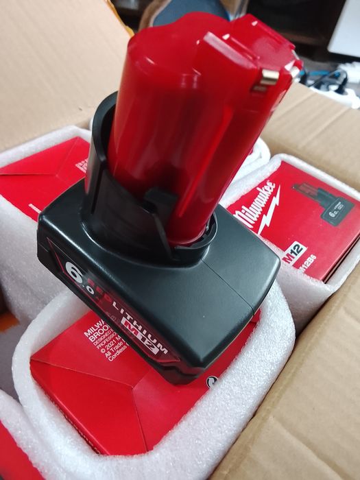 2 buc Baterii Milwaukee de 12 v- 6a Noi