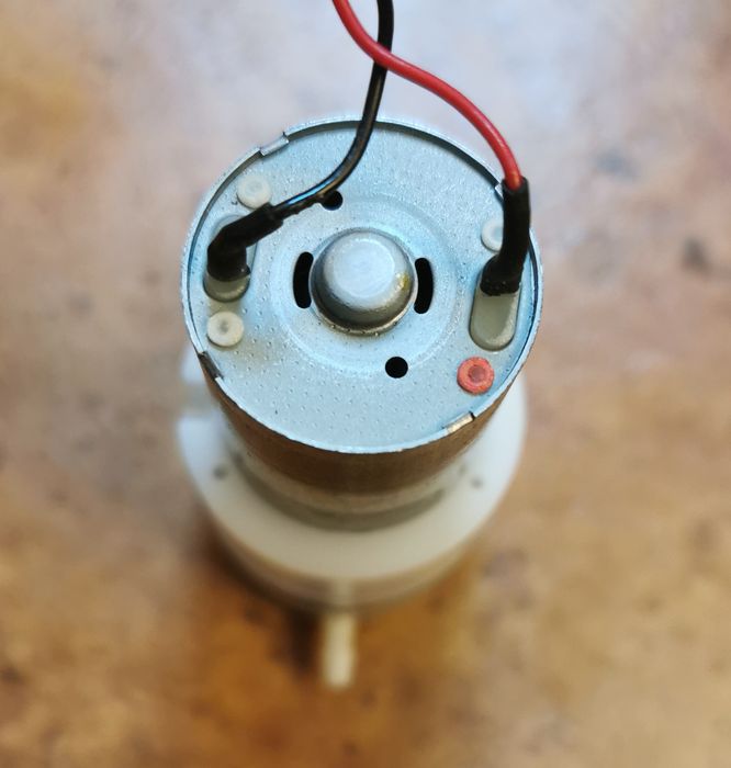 електромоторче с помпа, трансформатор и вентилатор