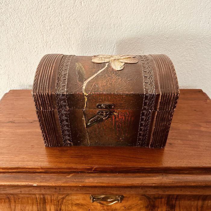 Декоративен дървен сандък + 2 винтидж бокала