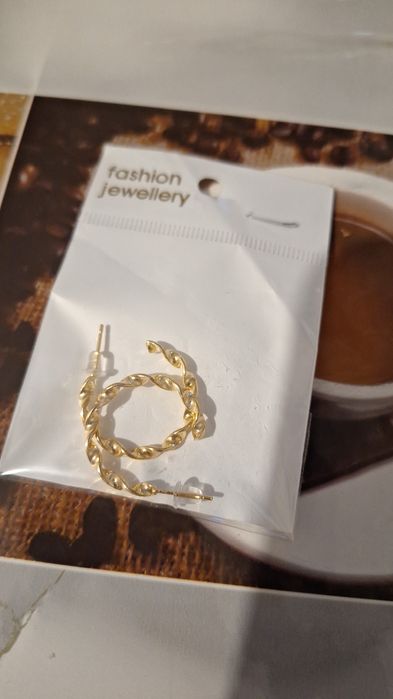 Продам серьги ,и комплект новые
