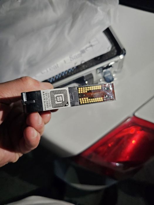 Принтер ручной. Имеется чёрная и белая краска.