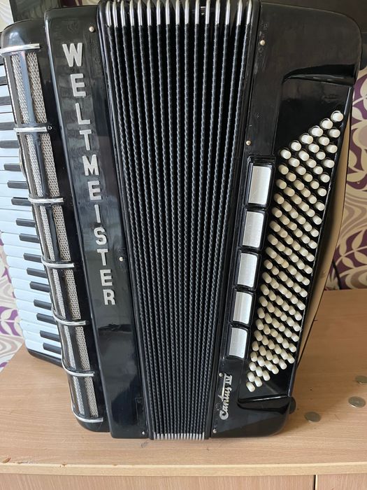 Продавам Акордеон Weltmeister Cantus IV