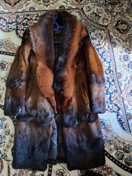 Биік өкшелі туфли киген ұзын бойлы қыз бейне