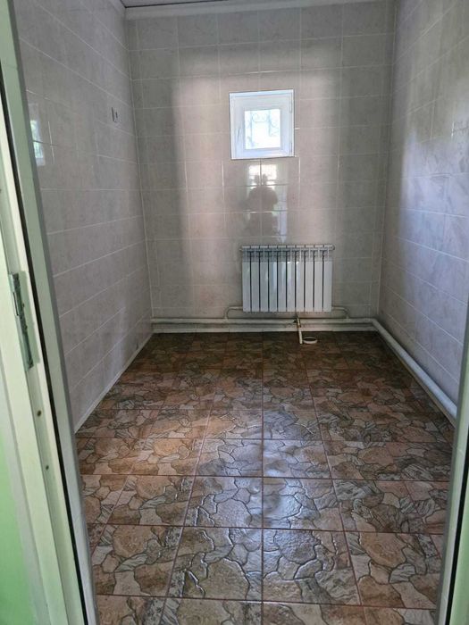 Дача у ручья с новым домом и хозпостройками.