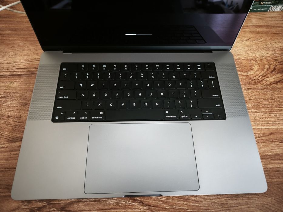 MacBook pro M1 16" 16GB/512GB.Като нов. Само 2 зареждания на батерията
