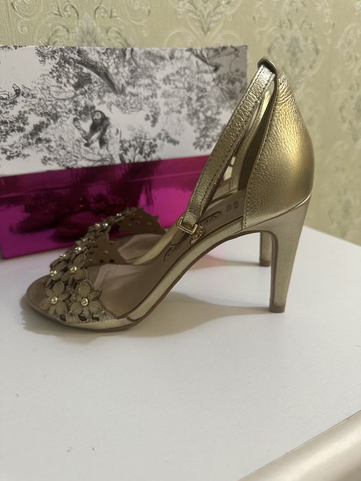 Продам кожаные босоножки