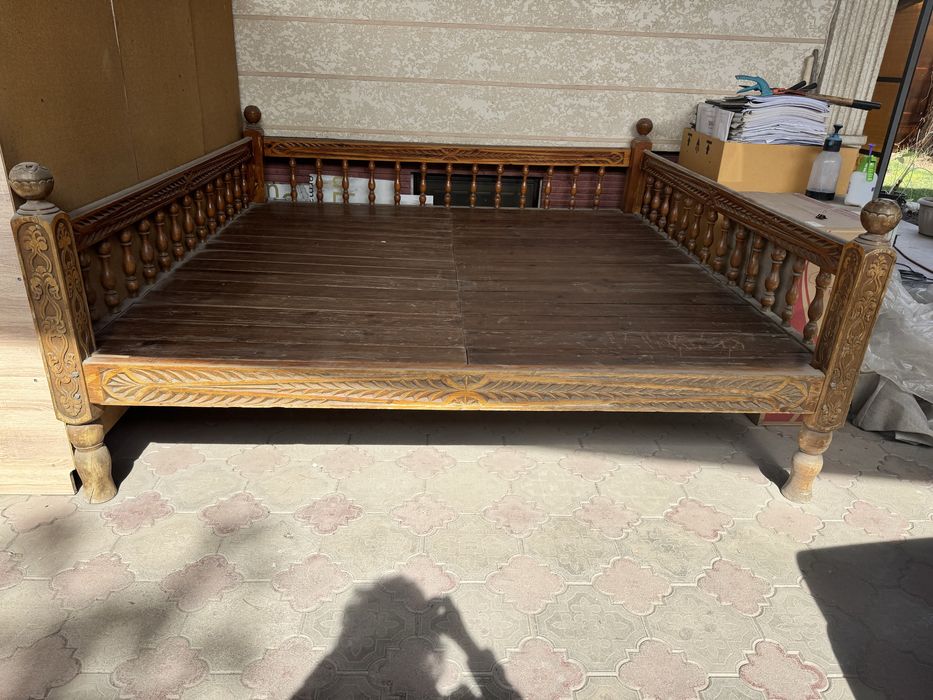 Тапчан деревяный резной б/у