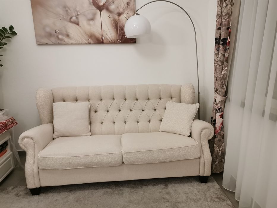 Canapea stofa, 3 locuri, bej + masuta sufragerie pe roti