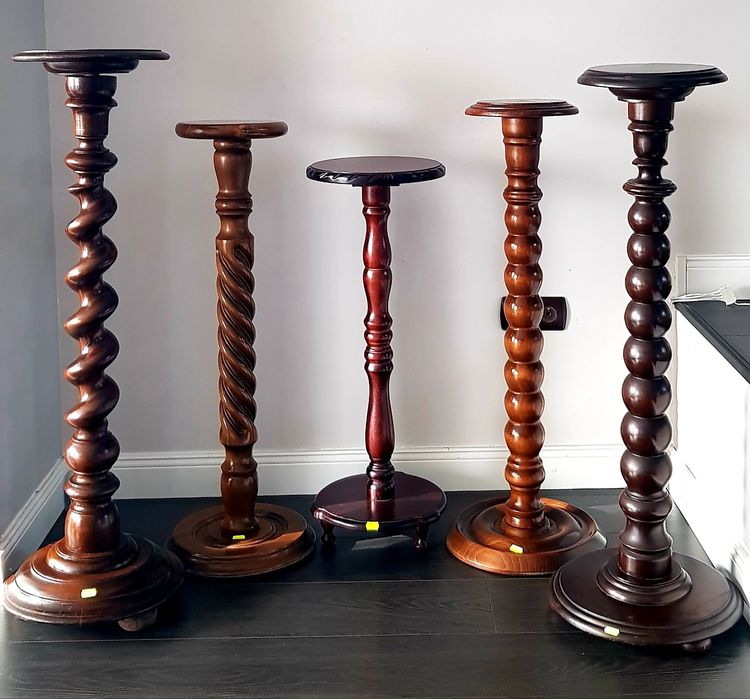 Piedestal vechi din lemn masiv