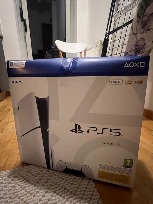 Vând PS5 (două manete + FIFA 2026)