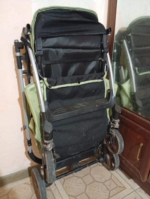 Отдам коляску за шоколадку