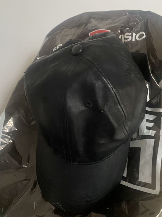 Черна кожена шапка