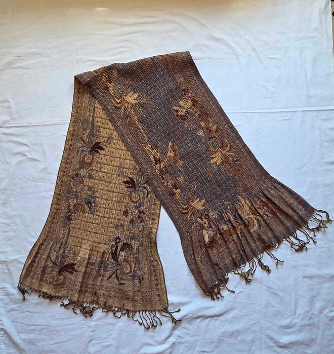 Дамски шал в кафявата гама