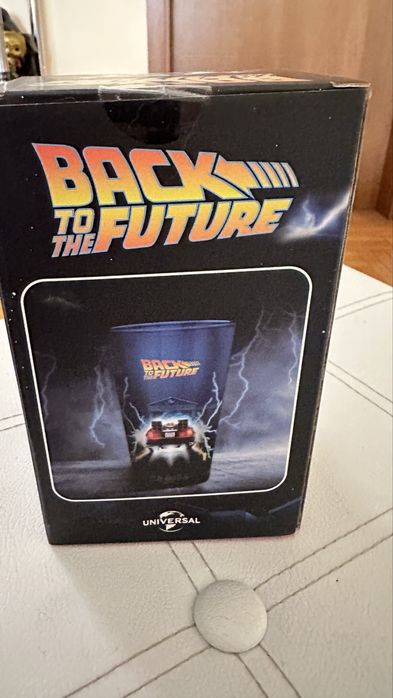 Чаша, пазарска чанта и шапка на филмите Завръщане в бъдещето