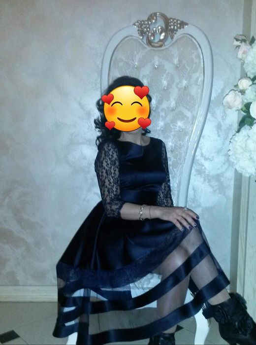 Продам платье и два костюма.