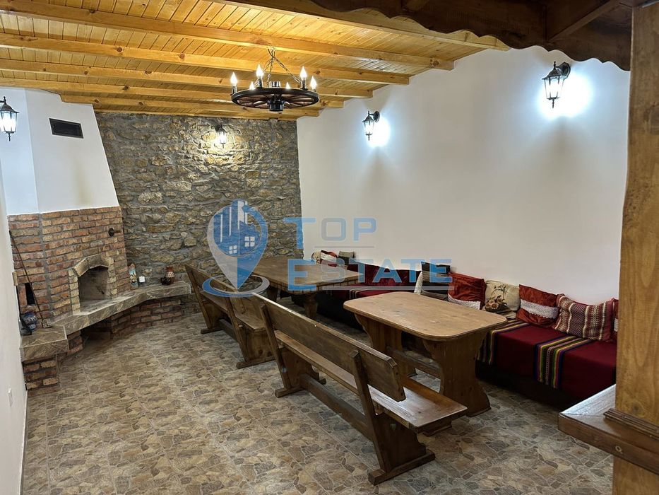 Функционираща къща за гости с басейн и панорамна гледка в село Кисьов