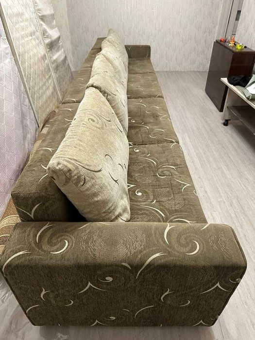 Продам Диван, длина - 4 метра, ширина - 90 см