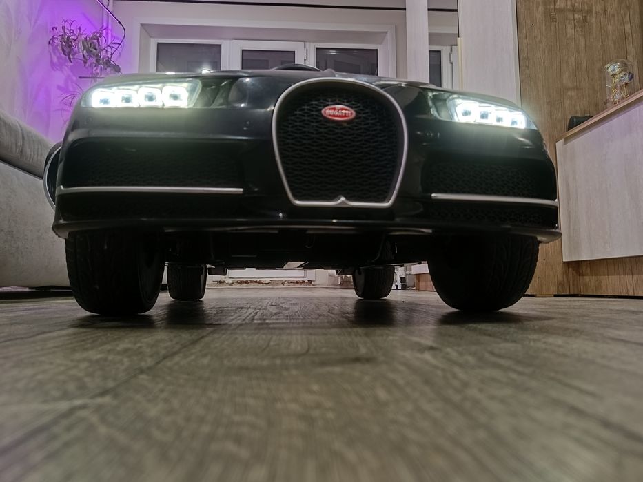 Продам детский электромобиль буггати черон