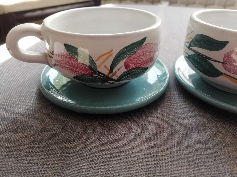 Сувенири от бяла и кафява керамика.