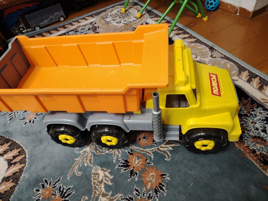 Грузовик игрушечный