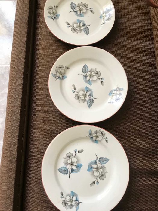 Продавам различни чинии -български порцелан