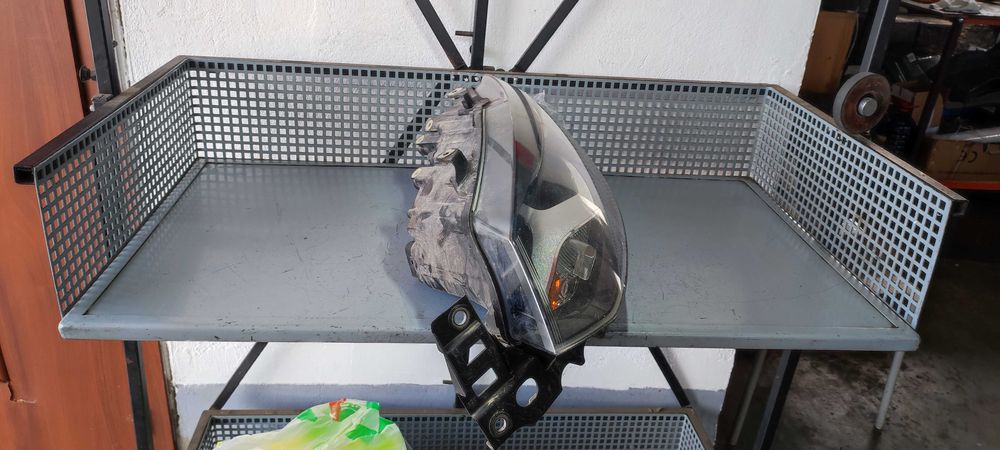 Far stanga volkswagen vw polo 6R an 2010 cod 1EE247051-01 HELLA