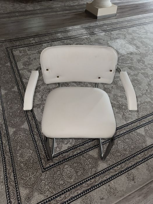 Стулья для офиса белые