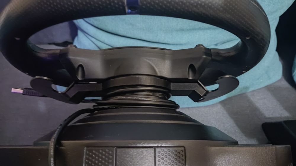 Продавам Thrustmaster T300Rs