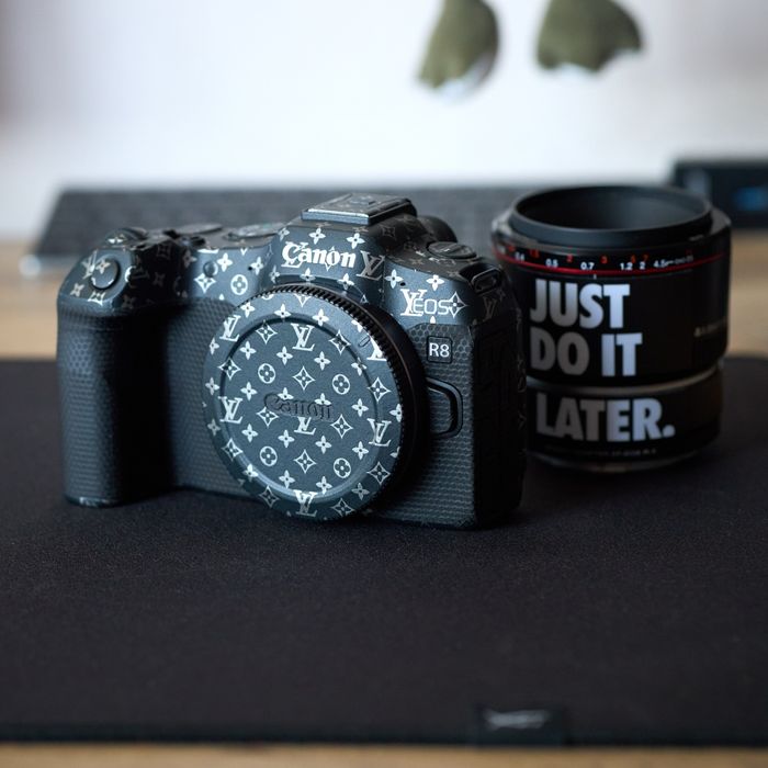 Продаю Canon EOS R8