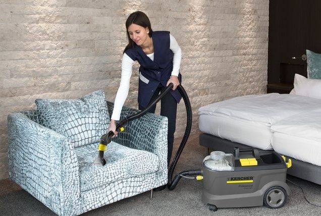 Компания  оказывает выездную химчистку мягкой мебели (див