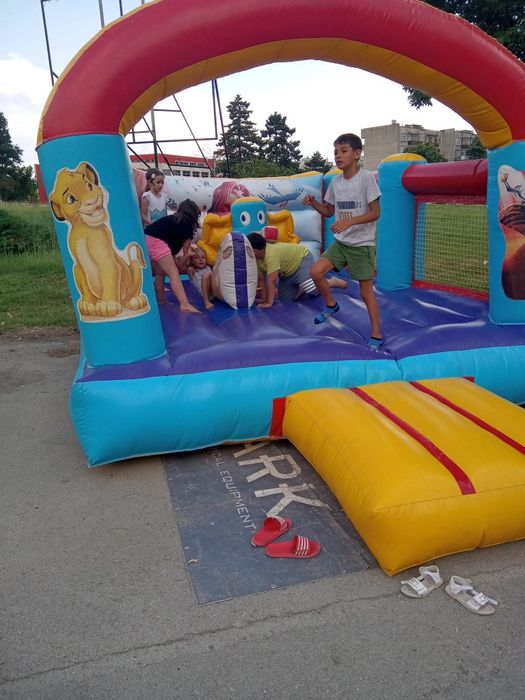 Надуваем батут за деца