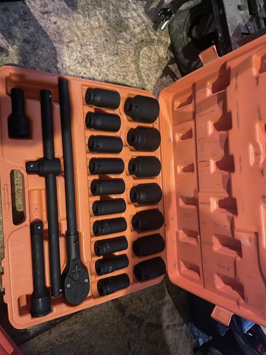 Продавам инструменти