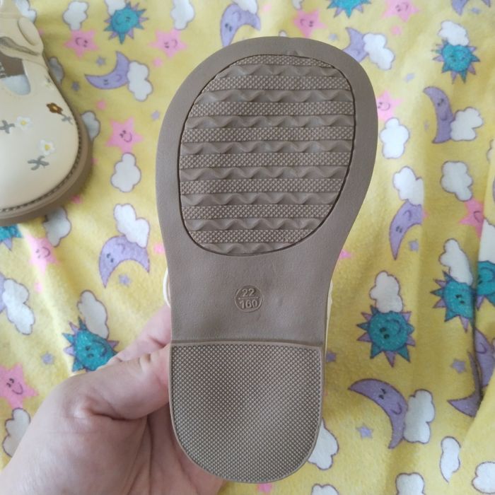 Продам сандалики на девочку