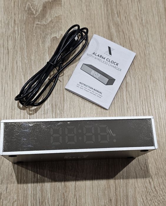 Настолен часовник с безжично зарядно за смартфон.