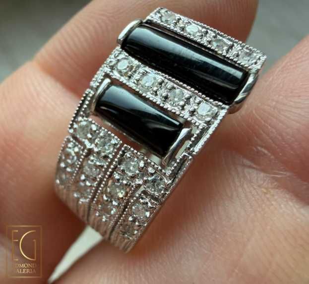 Pereche de cercei Art Deco din aur alb, decorată cu onix și diamante