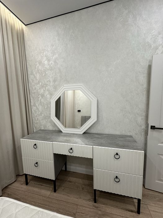 Продам туалетный столик с зеркалом