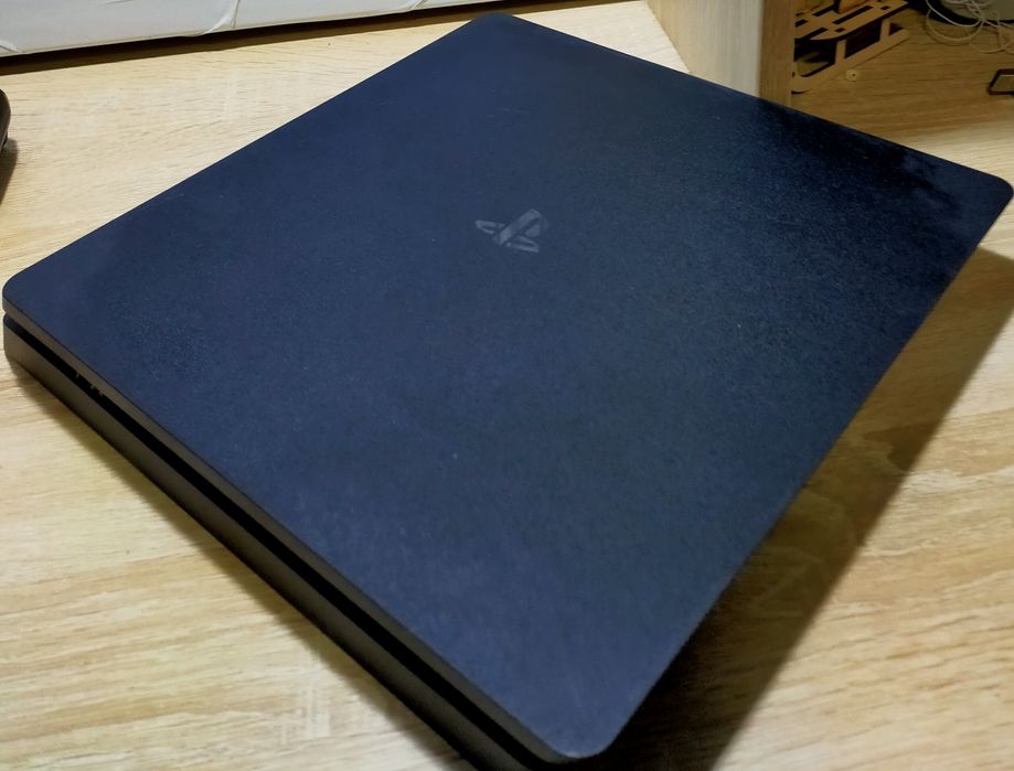 Playstation 4 slim в хорошем состаянии
