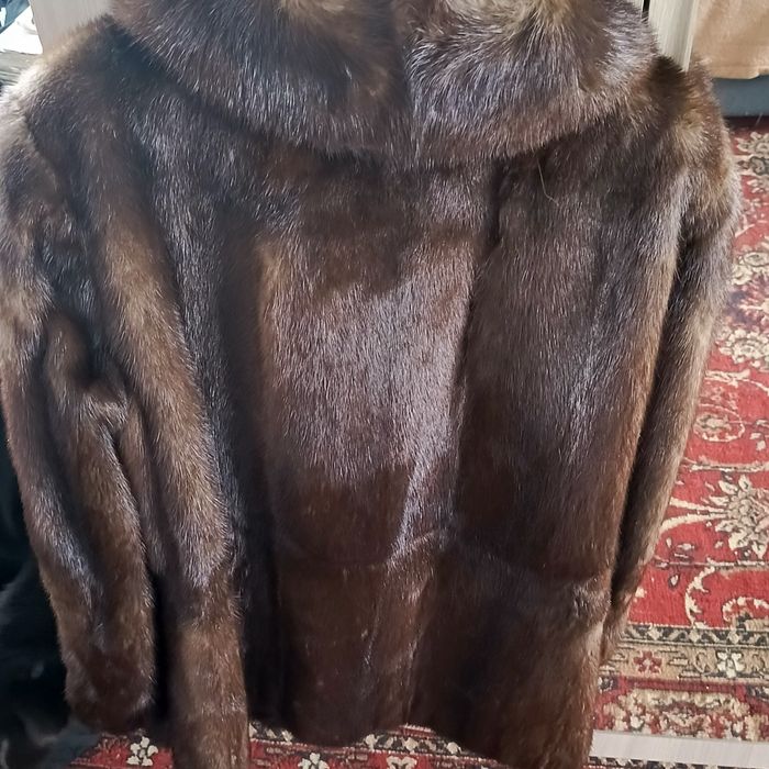 Продам женскую шубку.