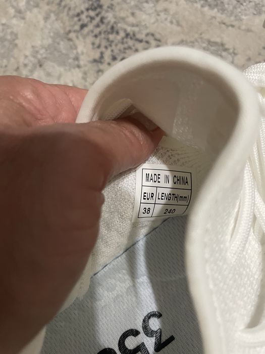 Vand adidasi Yeezy 350