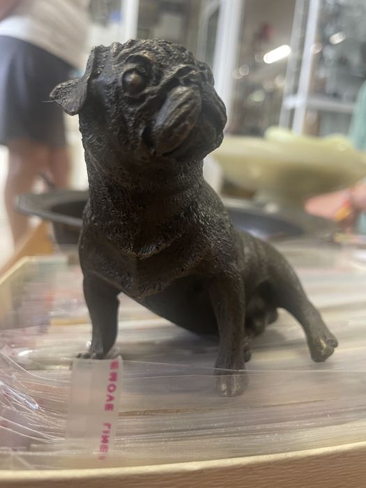 Бронзова миниатура куче мопс