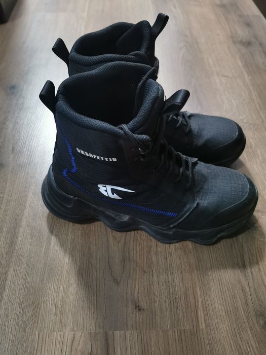 Обувки (подходящи за планински преходи)