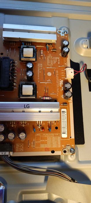 телевизор 50 инча с пукнатa матрицa LG 50LF652V