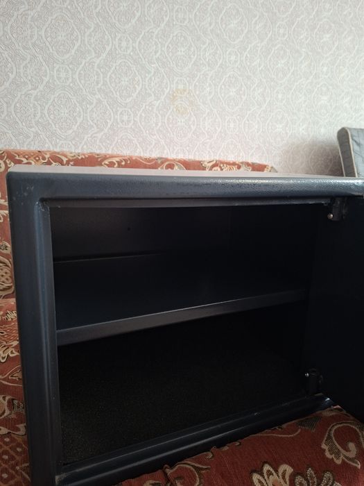 Продается сейф сталь