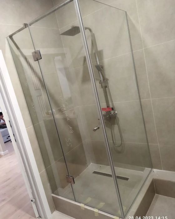 Душевые кабинки перегородки из стекла