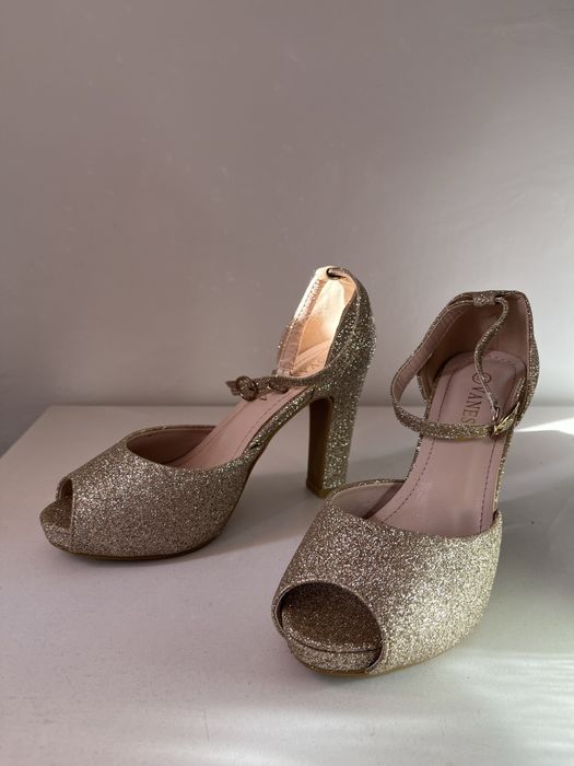 Босоножки на каблуке