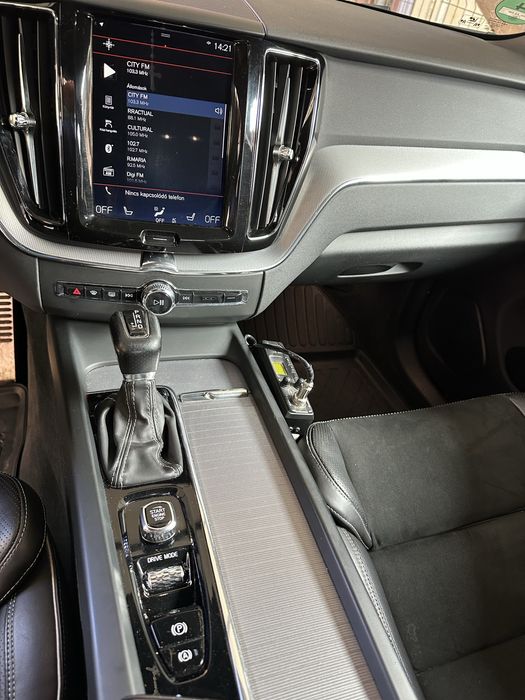 Volvo XC 60 B4 AWD   R -Design