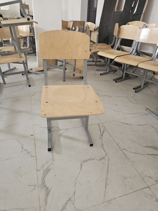 Продаются школьная парта со стулями