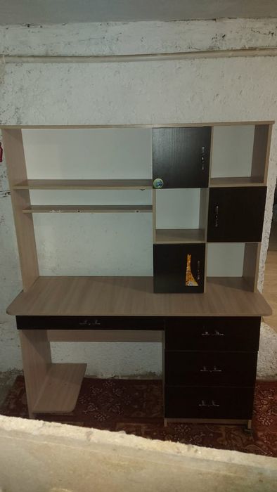 Письменный стол.