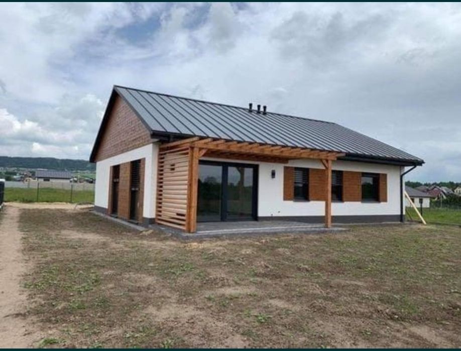 Vand case pe structura metalica si cabane